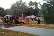 Máy bay đâm nhà dân, 3 người thiệt mạng