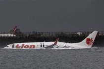 Máy bay Boeing chở 108 hành khách lao xuống biển