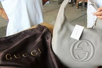 Hàng hiệu Gucci “giá bèo” đối diện pháp luật