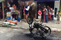 Giận vợ, đốt xe máy cháy rụi