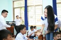 Vinamilk tặng hơn 26.000 ly sữa cho trẻ em nghèo 