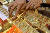 Giá vàng giảm khủng... cần thận trọng mua vào