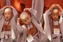 Ngộ nghĩnh trẻ em Hàn Quốc “đi tu” mừng Phật đản 
