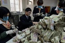 Ngân hàng “mỏi tay” vì khách gửi 15 bao tiền lẻ và xu