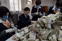 Ngân hàng “mỏi tay” vì khách gửi 15 bao tiền lẻ và xu