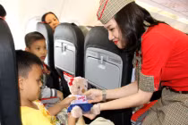Hết “hút” khách hàng lớn, VietJetAir nịnh thượng đế “nhí“