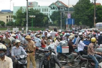 Thu phí đường bộ: Ôtô đồng thuận nộp... xe máy giả điếc