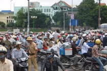 Thu phí đường bộ: Ôtô đồng thuận nộp... xe máy giả điếc