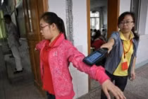 Cấm nữ sinh mặc áo ngực chứa kim loại