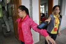 Cấm nữ sinh mặc áo ngực chứa kim loại