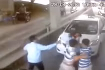 Nữ nhân viên bị đánh tơi tả ở trạm soát vé