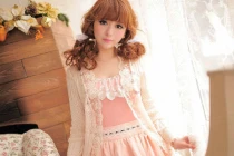 Diện màu hồng dịu ngọt xuống phố ngày 8/3