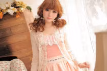 Diện màu hồng dịu ngọt xuống phố ngày 8/3