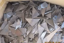 Mảnh kim loại vương vãi ở sân bay Nội Bài