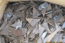 Mảnh kim loại vương vãi ở sân bay Nội Bài