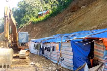 Tìm 2 tấn vàng, doanh nghiệp đào tung cả tỉnh lộ