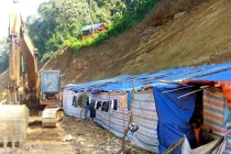 Tìm 2 tấn vàng, doanh nghiệp đào tung cả tỉnh lộ