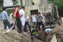 Hàng loạt sự cố vỡ ống nước khiến dân điêu đứng 