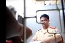 TP Hà Nội không cấm, CSGT vẫn đòi giấy phép?!