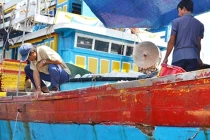 Tàu cá Việt từ Hoàng Sa về bị đâm tơi tả