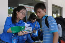 Ảnh đẹp: Sinh viên tình nguyện tiếp sức mùa thi