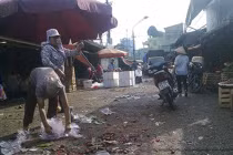 Đủ “vị” hôi, thối ở chợ hoa quả lớn nhất Hà Nội