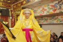 Hầu đồng biến tướng...