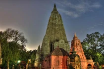 Dâng hương ở nơi đức Phật đạt giác ngộ