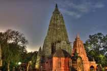 Dâng hương ở nơi đức Phật đạt giác ngộ