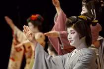 Chùm ảnh: Màn “lột xác” của geisha nam duy nhất thế giới