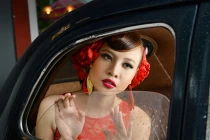 Đàm Thu Trang lạnh lùng bên xế hộp