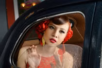 Đàm Thu Trang lạnh lùng bên xế hộp