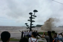 “Hồn nhiên” đi xem bão số 2 ở Đồ Sơn