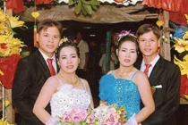 Chuyện tình 2 cặp vợ chồng song sinh “Tiền-Vô-Đậm-Đà“