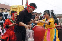 Giải mã nét đẹp phồn thực trong trò chơi hội làng