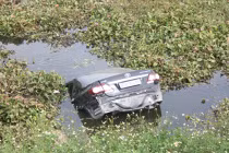 Ô tô bay qua đường tàu... cắm đầu xuống sông