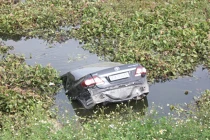 Ô tô bay qua đường tàu... cắm đầu xuống sông