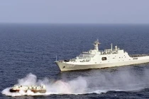 Tàu đổ bộ “khủng” của Trung Quốc tiến sát Malaysia làm gì? 