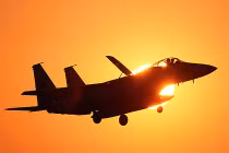 So sánh sức mạnh F-15 Nhật Bản với J-10 Trung Quốc