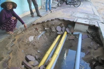 Vỡ ống nước, “hố tử thần” xuất hiện trước nhà dân