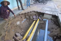 Vỡ ống nước, “hố tử thần” xuất hiện trước nhà dân