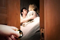 Sốc nặng gặp vợ trốn trong tủ quần áo người tình