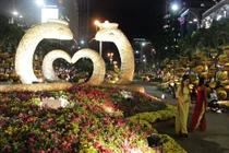 Mãn nhãn “đặc sản” của đường hoa Nguyễn Huệ