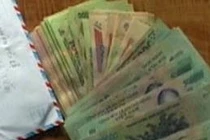 Bắt quả tang cán bộ nhận hối lộ trong quán cà phê