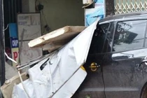 Xế hộp đâm sập tiệm photo, vào tận giường ngủ