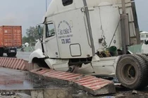 TP.HCM: Kinh hoàng 2 vụ xe container tai nạn văng bánh