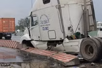 TP.HCM: Kinh hoàng 2 vụ xe container tai nạn văng bánh