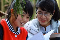 Thí sinh nghỉ trưa bờ đường, học dưới gốc cây