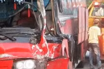 Hai xe khách tông nhau, 60 người suýt chết
