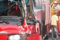Hai xe khách tông nhau, 60 người suýt chết